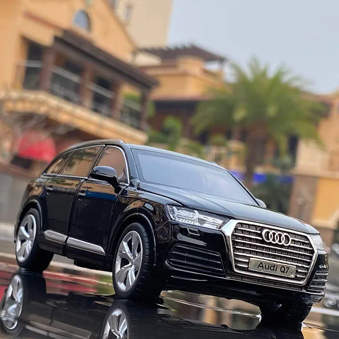 1:32 Audi Q7 SUV Alloy Car Model Diecast & Toy Vehicles Metal Car Model Simulation Sound and Light Collection Childrens Toy Gift