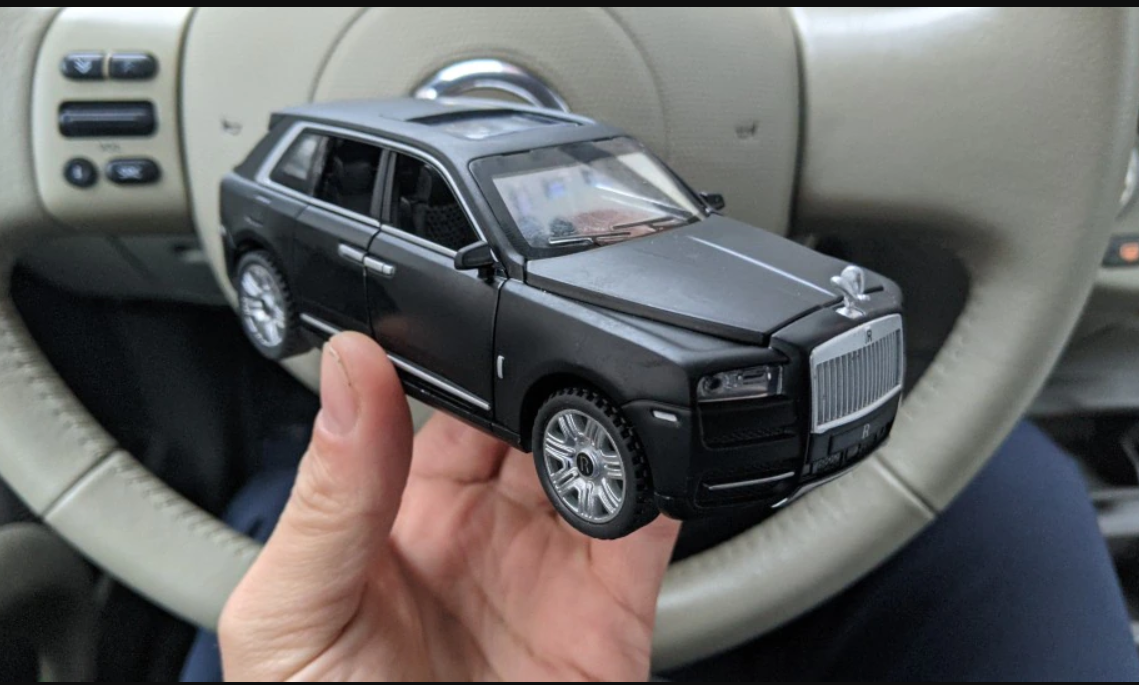 1:32 Rolls- Royce Cullinan Diecasts Toy Vehicles  Car Model With Sound Light Collection Car Toys For Boy Children Gift
